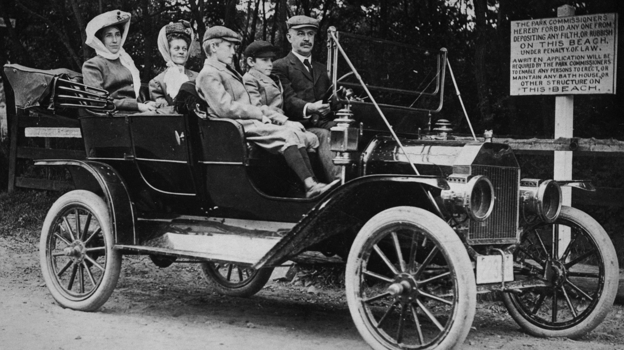 Выпущен первый в мире. Форд модель т 1908.